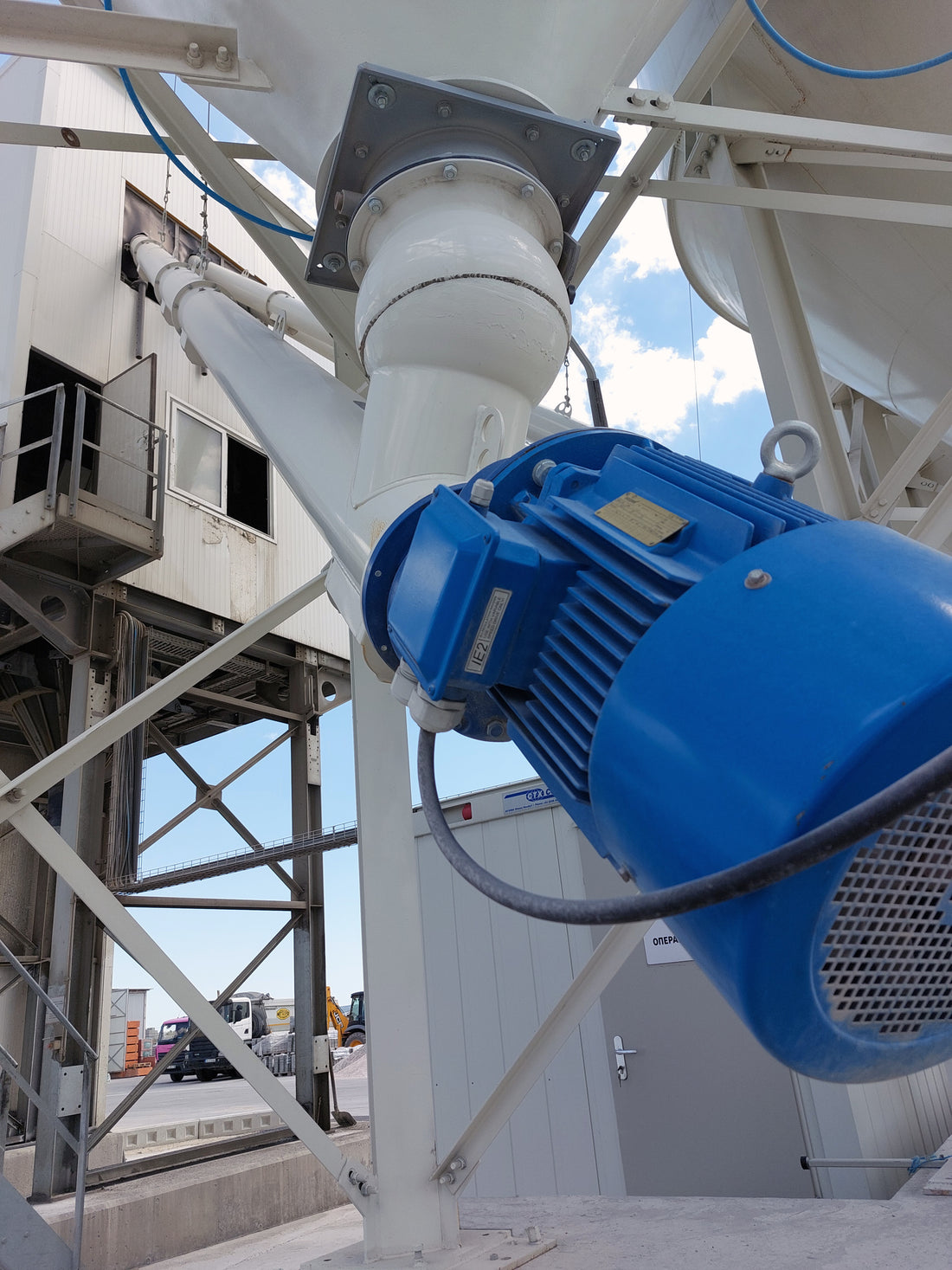 ES Cement Screw Conveyor – Custom Diameter & Length