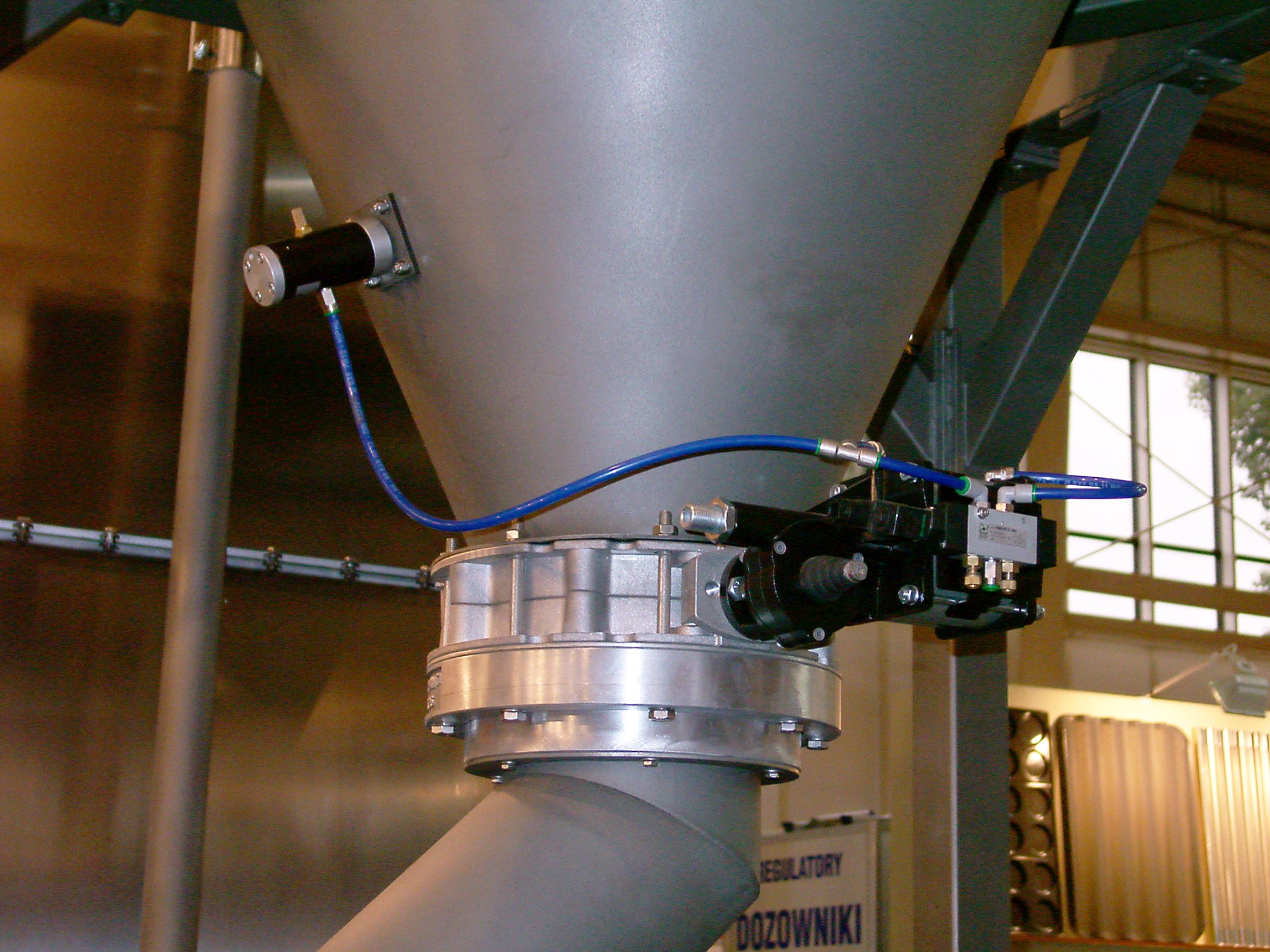 K Series linear pneumatic vibrator installed on industrial hopper for material flow